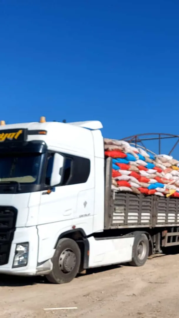 Elazığ tesisinden çıkan paketli talaş yüklü kamyon